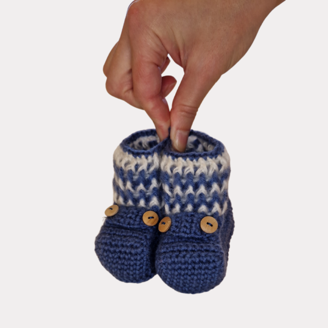 Botinhas bebé tricotadas à mão, azul